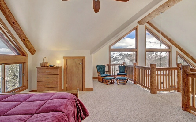 Stunning Mountain Getaway! Sleeps 10!
