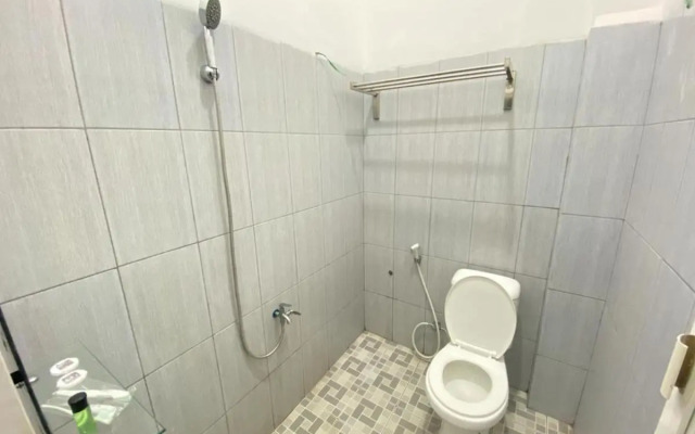 MJ Guest House Pusat Kota Malili Mitra RedDoorz