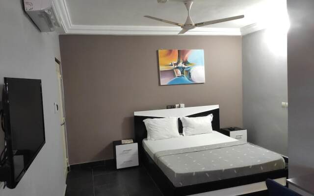 Royal Blue Guest House & Bar