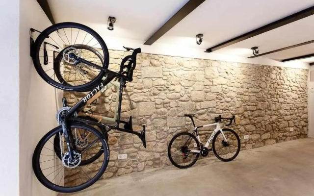 Velo Vern 3 Luxury penthouse w views of city wall