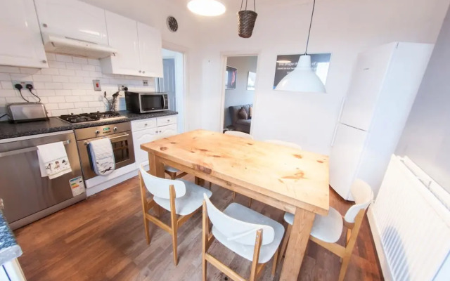 Spacious 2 Bedroom Flat in Queens Park - Sleeps 6