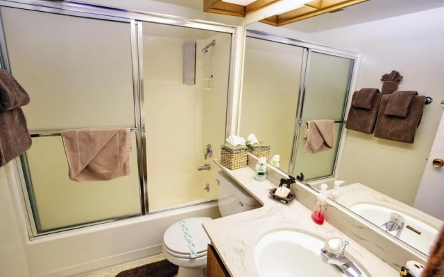 Stellers Jay Lake View  2 Bedroom Condo by RedAwning
