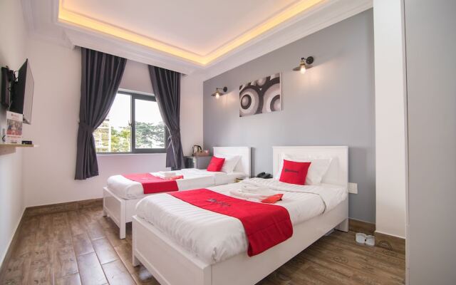 RedDoorz Plus near Tan Son Nhat Airport 3