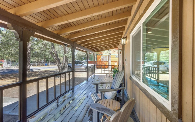 Near Slopes & Shores: Pet-friendly Sugarloaf Gem