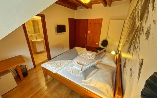 Pension/Apartments Kúria na Táloch