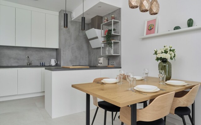 Lwowska by the Lake by Renters Prestige
