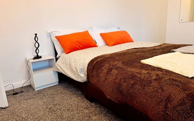 Cozy 2BR Home Pets Welcome Free Parking & Wifi