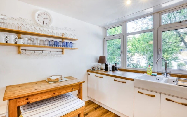 Homely 4 Bedroom House in Brixton