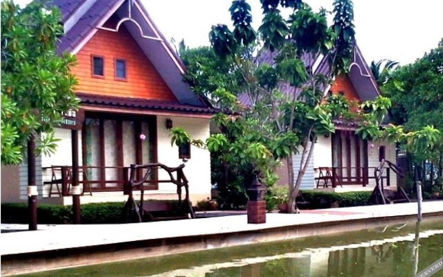 Baan Thai Damnoen Canal House
