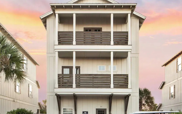 Sleeps 18! Private Pool, Hot Tub, Near Beach Miramar Dream House by Avantstay