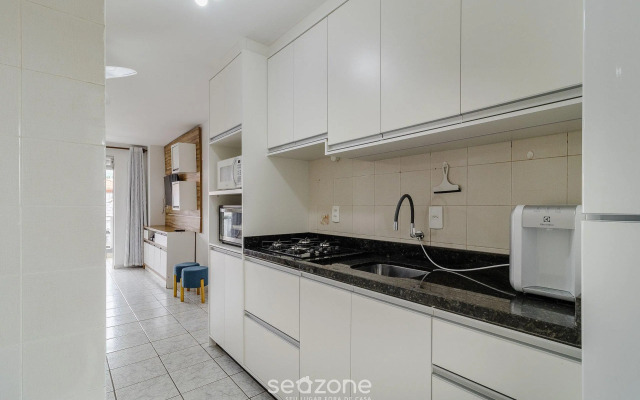 Apto com sacada a 100m da praia - Ingleses EAB203