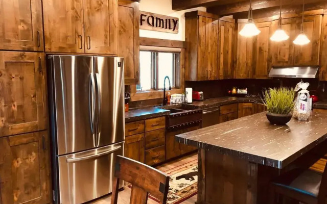 Yellowstone Crossing Lodge