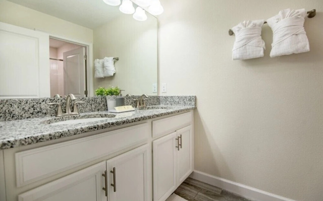 4 Bdrm With Private Pool