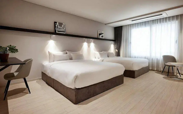 The Connoisseur Residence Hotel