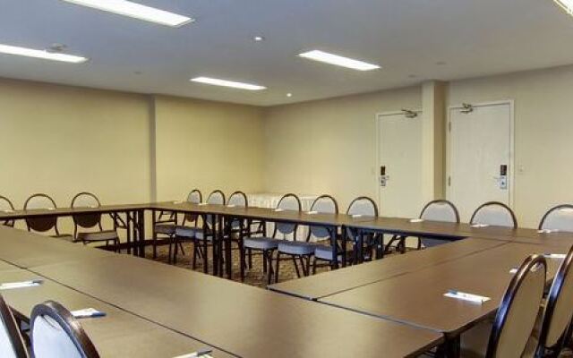 Travelodge Ambassador Bridge Windsor