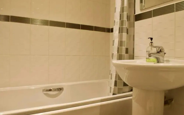 3 Bedroom Apartment With Private Roof Terrace