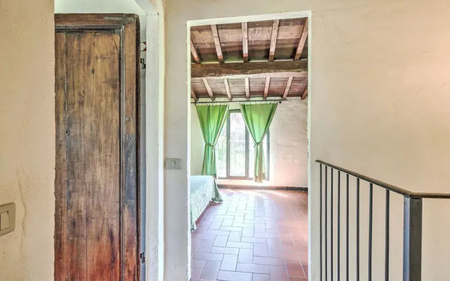 Attractive Farmhouse in Tuscany With Swimming Pool