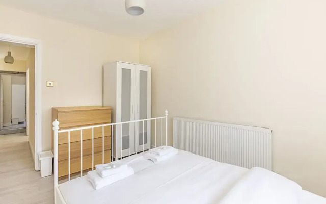 Spacious 4 Bed Apartment Near Tooting Gardens