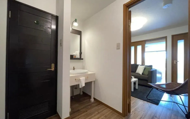 2BR good for 6PPL overlooking Peace Park with WIFI!