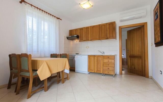 Stunning Home in Valbandon With Wifi and 6 Bedrooms
