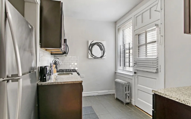 Modern & Stylish 3BR Apt in Rogers Park