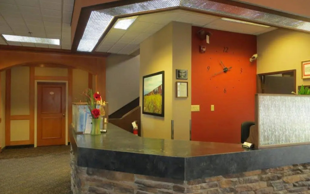 Athabasca Valley Inn & Suites