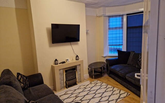 Lovely, Large 3 - Bedroom House in Preston