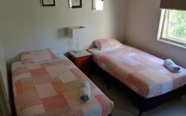 Lovely 2 bedroom apartment across from Shepp Lake.