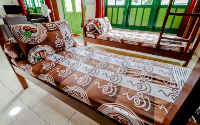 Bahagia Sederhana Home Stay - Hostel by ZUZU