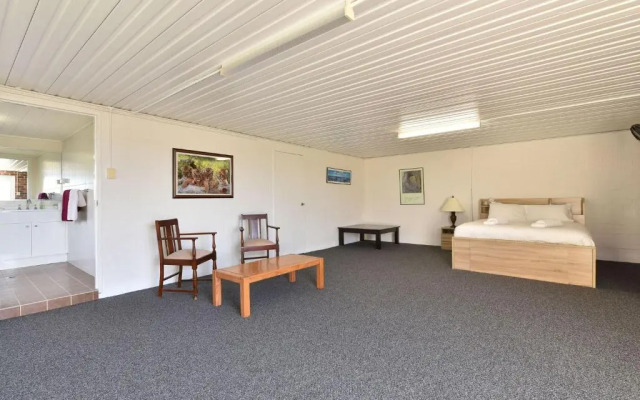 Noble Willow Studio Lovedale. Spacious, with views and pool