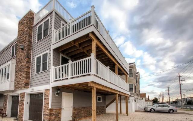 Recently Renovated LBI Apt w/ Deck on Beach Block!