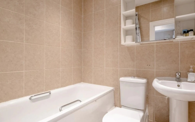 Airy 2 Bedroom Apartment Next to Clapham Common