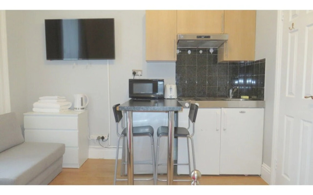 Quiet and Convenient Studio for 2 in London