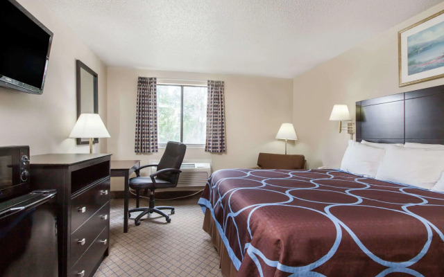 Super 8 by Wyndham Cleveland TX