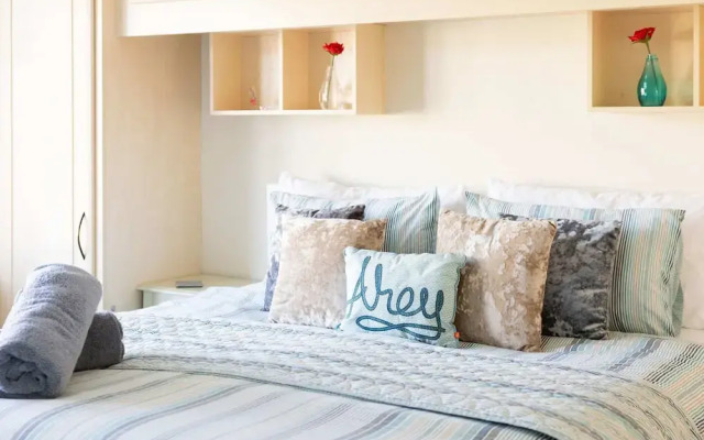 Seaside Retreat - Five Minutes to Beach Village