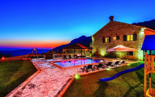 Villa Pave - Six-bedroom Villa With Terrace and Swimming Pool