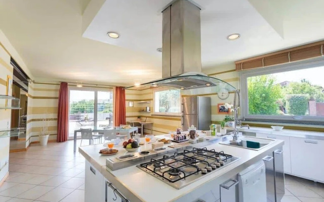 Villa Near Milan With Swimming Pool