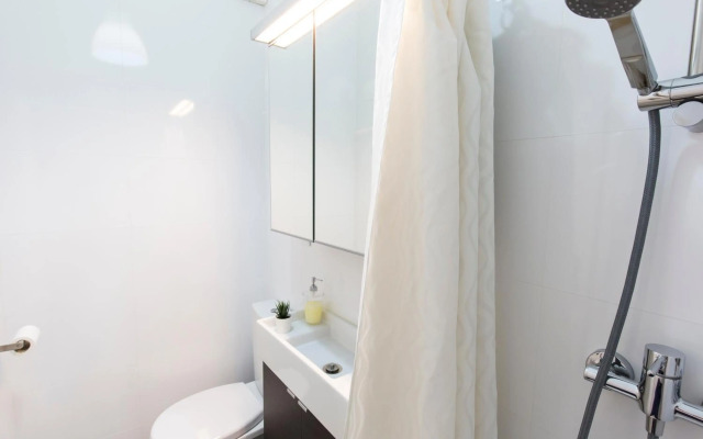 Metro Lapa House with sunny balcony and A/C