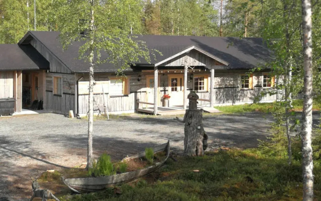 Isokenkäisten Klubi, Wilderness lodge