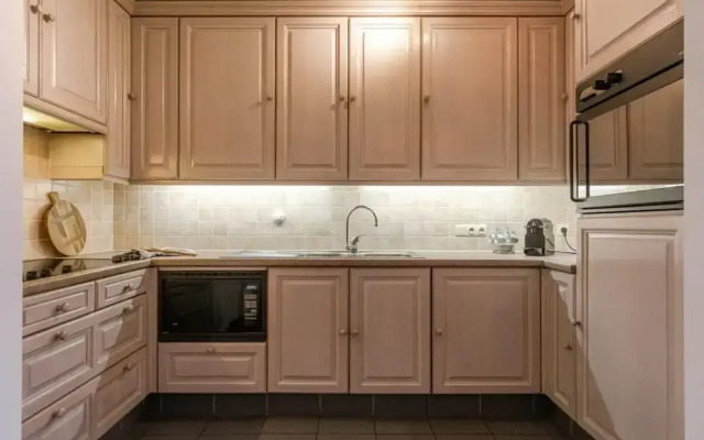 Characterful Apartment With Lateral sea View