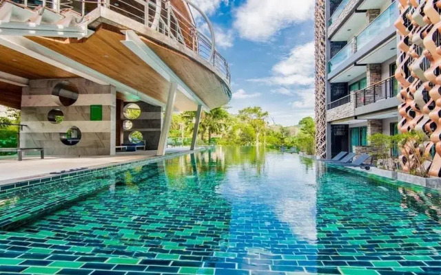 Pool Front Sexy Studio Fully Furnished Apartment