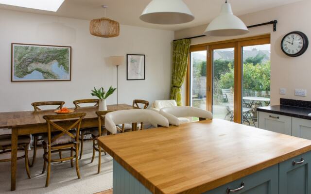 Luxury Escape with Garden and Parking
