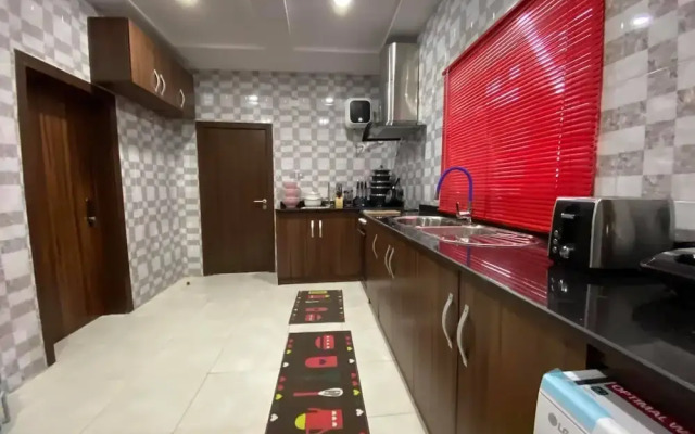 Comforts Court And Apartment