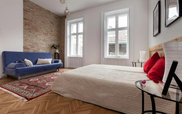 Annie's 3 bed and 3 bathroom apartment