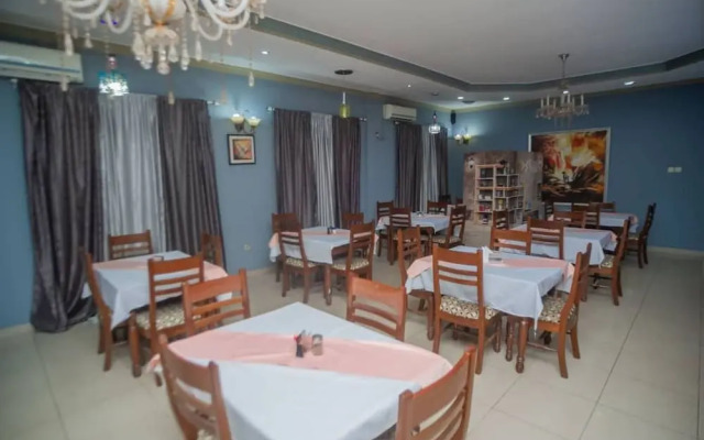 Room-one Large Room With Free Breakfast