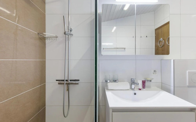 Centrally Placed ski in out Apartment Next to Lift