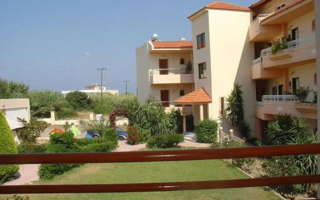 Lyristis Dinos Studios & Apartments