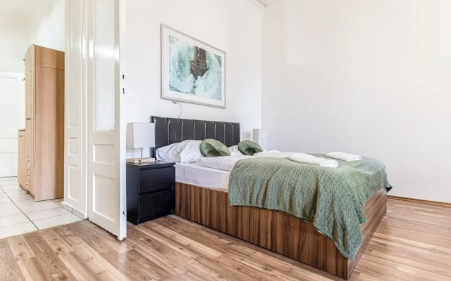 Cozy 2BR Apt Prime Central Spot