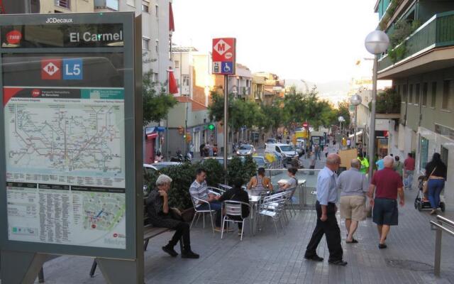 Atico con terraza y Barbacoa, junto linea Metro de BCN