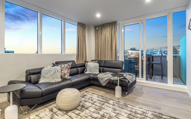 Modern 2BR Penthouse for Families by Zodiak Stays